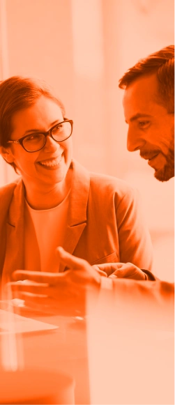 homem e mulher discutindo tecnologia da informação
